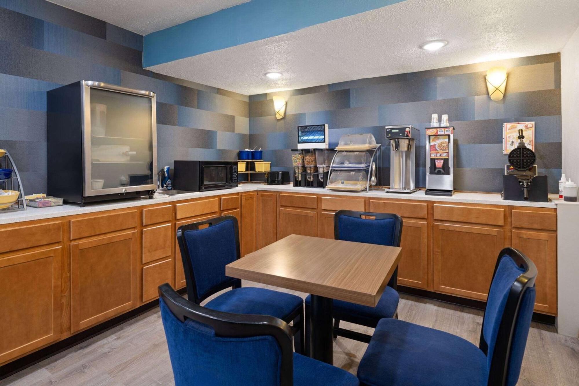 Days Inn & Suites By Wyndham Kokomo Exteriör bild