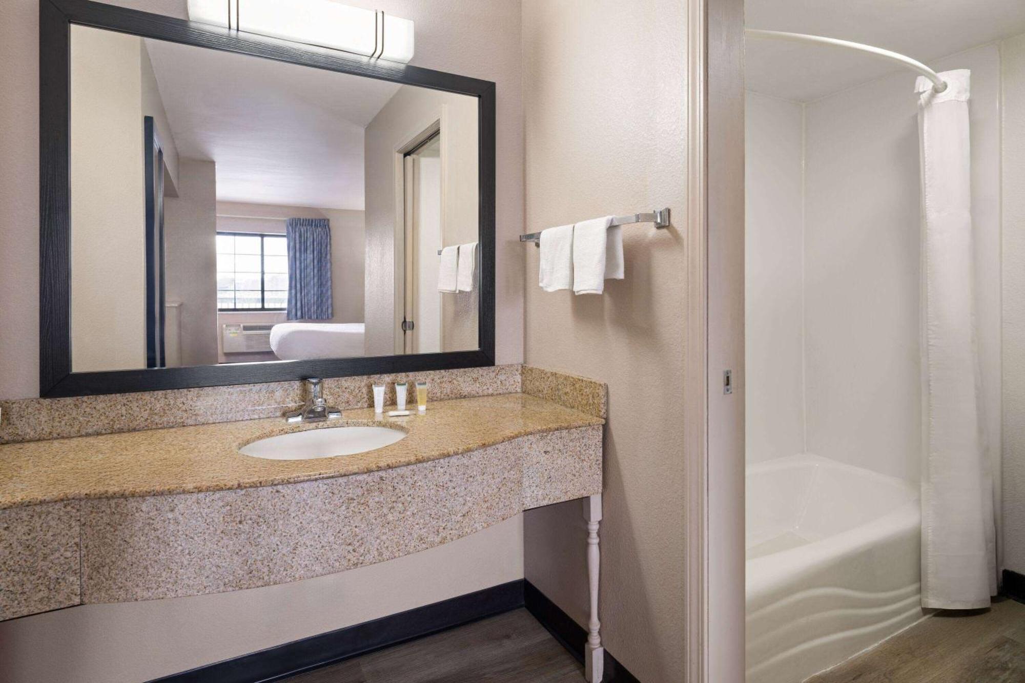 Days Inn & Suites By Wyndham Kokomo Exteriör bild