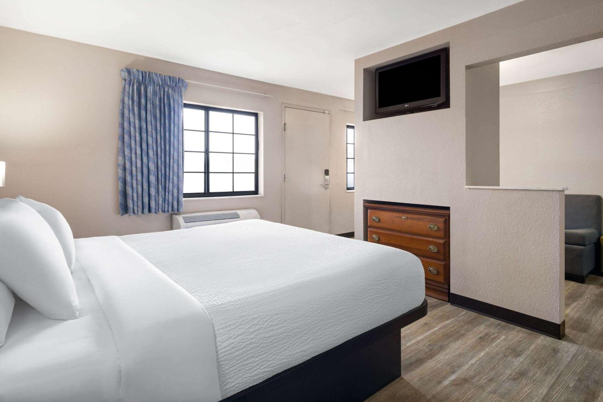 Days Inn & Suites By Wyndham Kokomo Exteriör bild