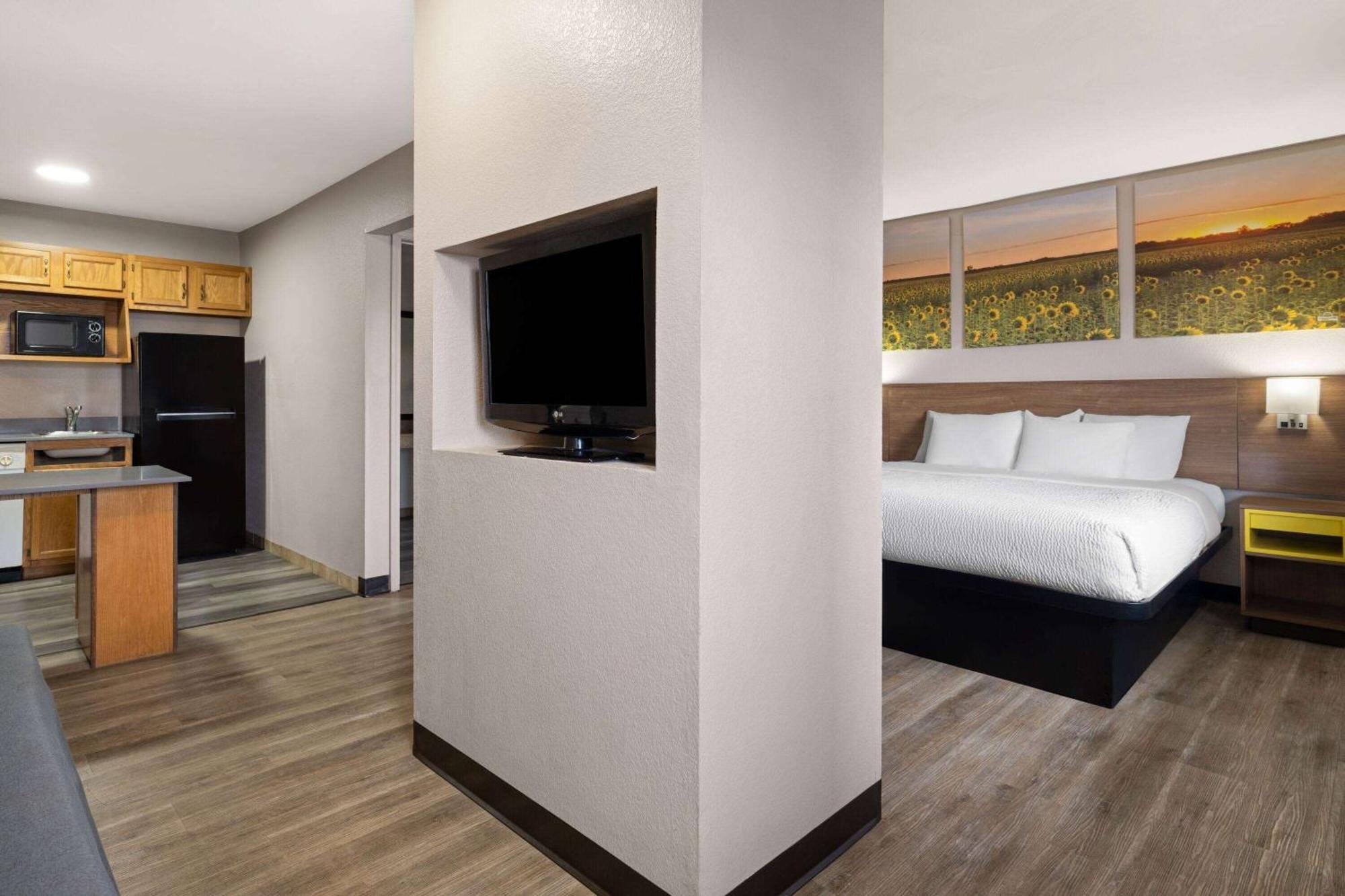 Days Inn & Suites By Wyndham Kokomo Exteriör bild