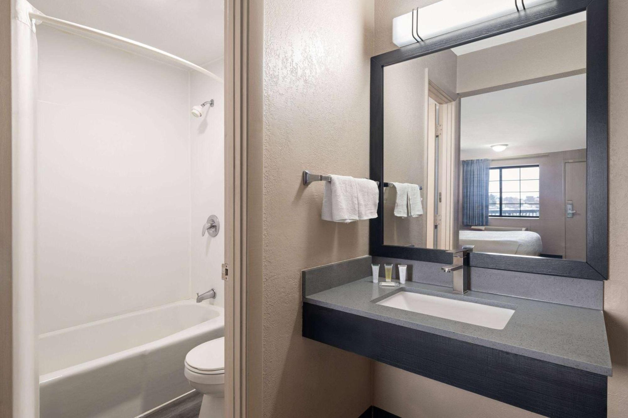 Days Inn & Suites By Wyndham Kokomo Exteriör bild