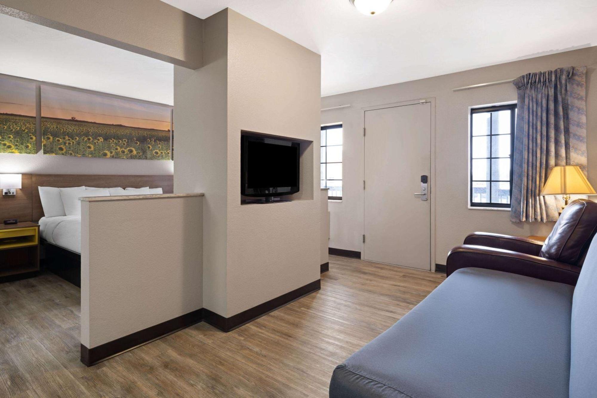 Days Inn & Suites By Wyndham Kokomo Exteriör bild