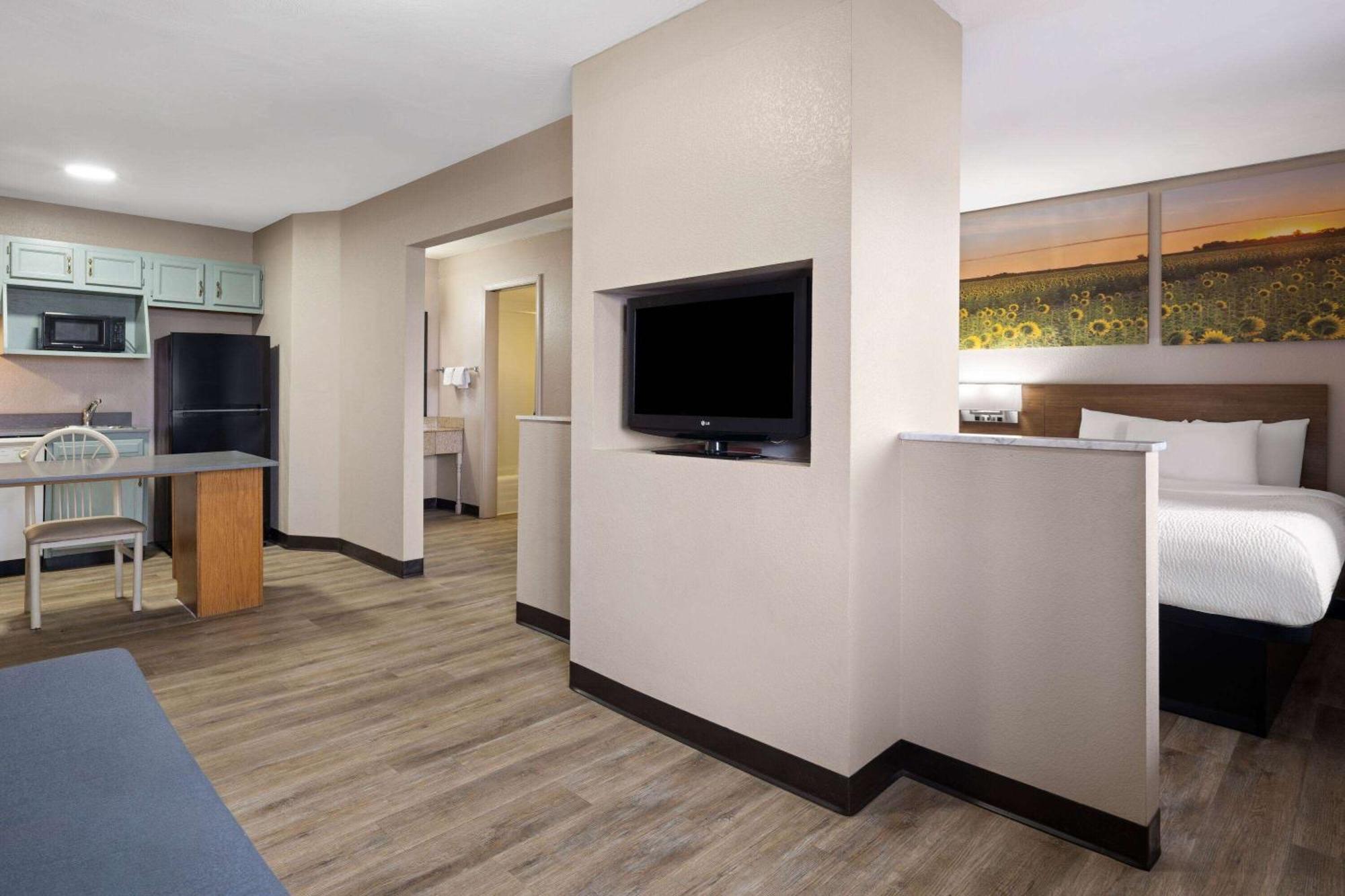 Days Inn & Suites By Wyndham Kokomo Exteriör bild