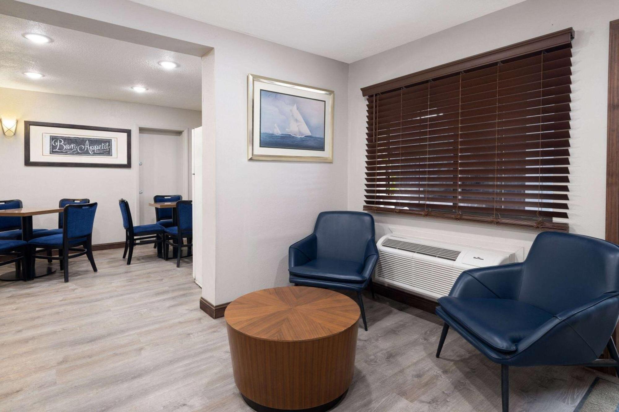Days Inn & Suites By Wyndham Kokomo Exteriör bild