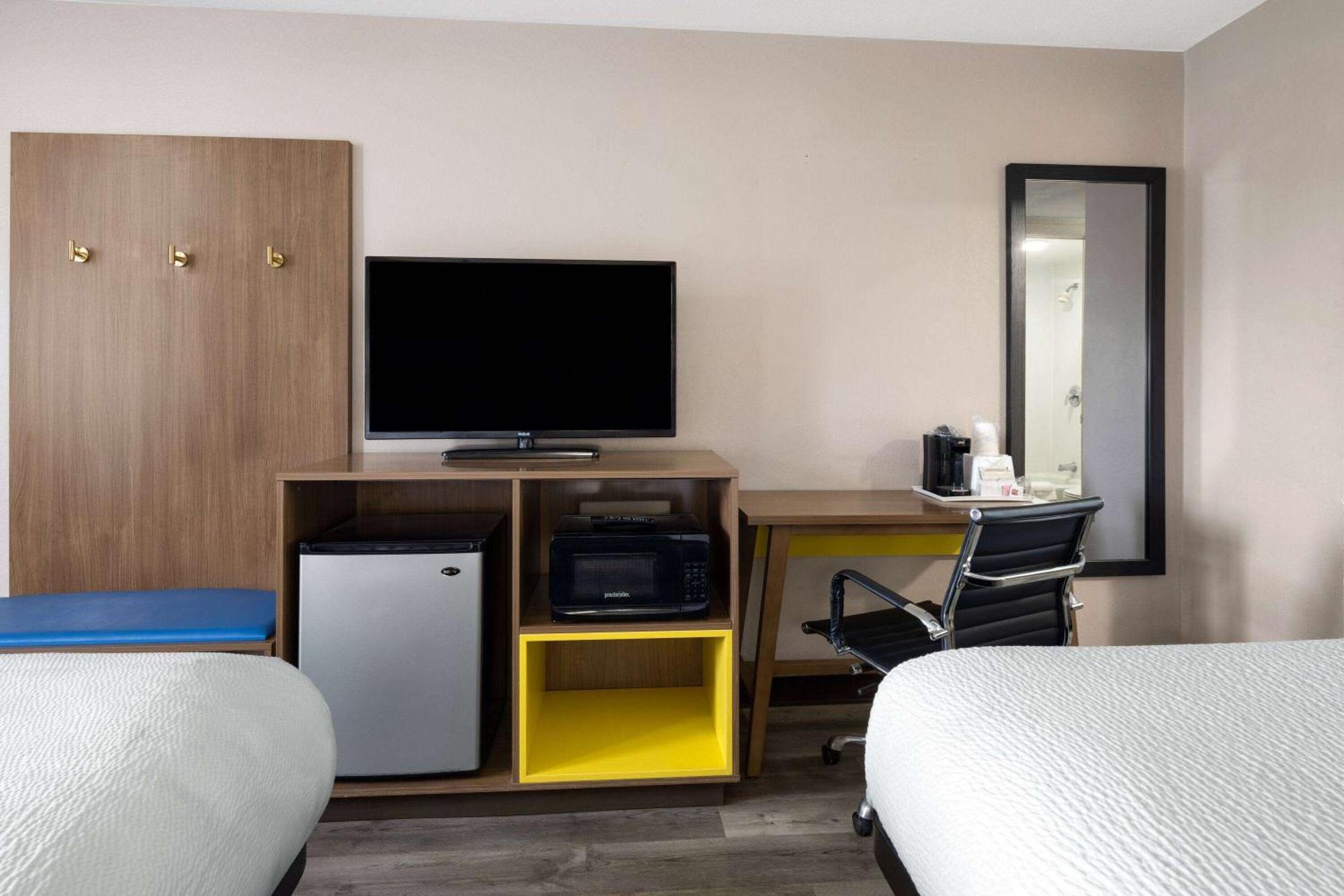 Days Inn & Suites By Wyndham Kokomo Exteriör bild
